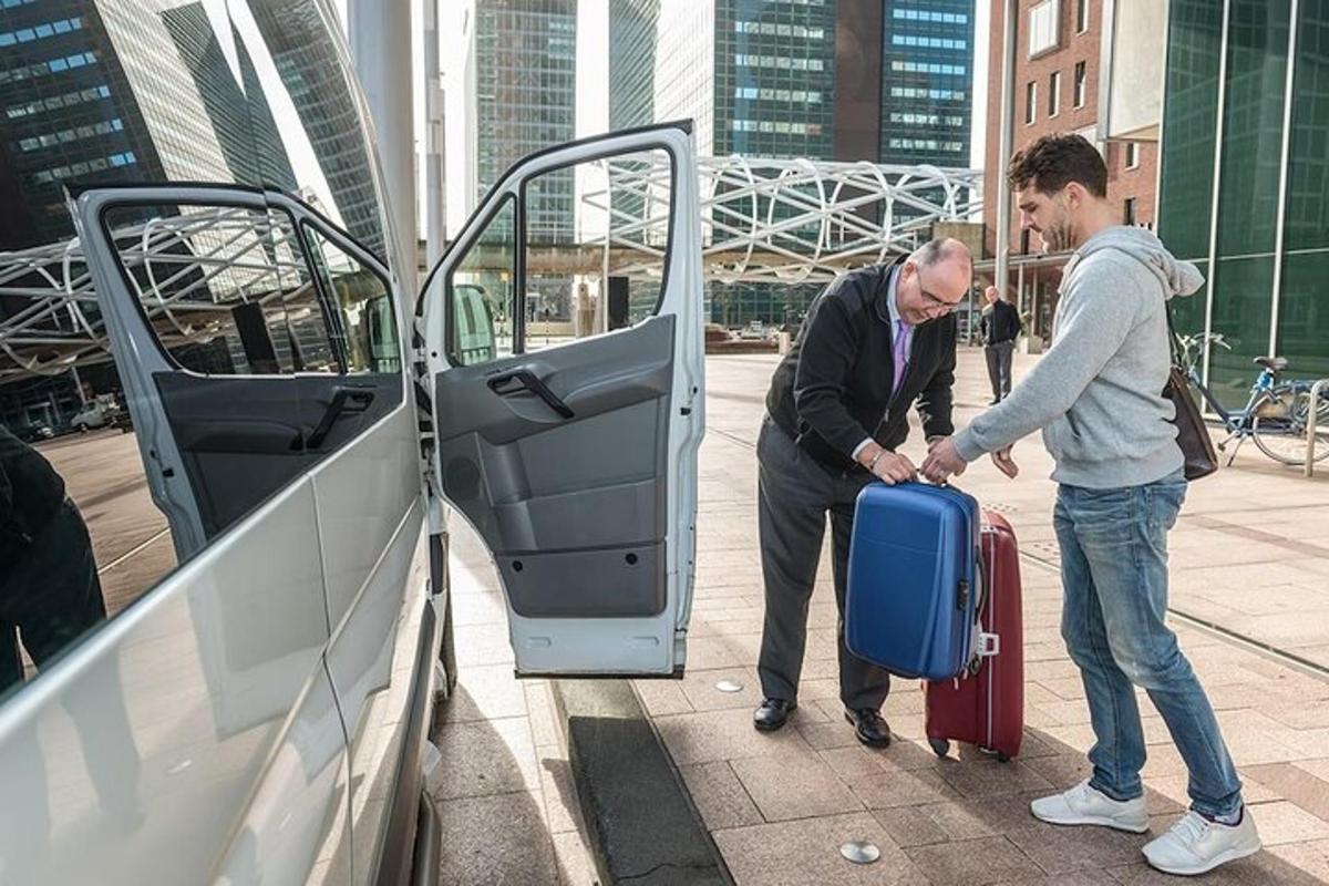 dva lidé se zavazadly stojící vedle autobusu
