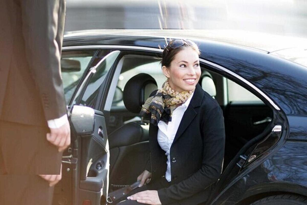 eine Frau, die auf dem Rücksitz eines Autos sitzt