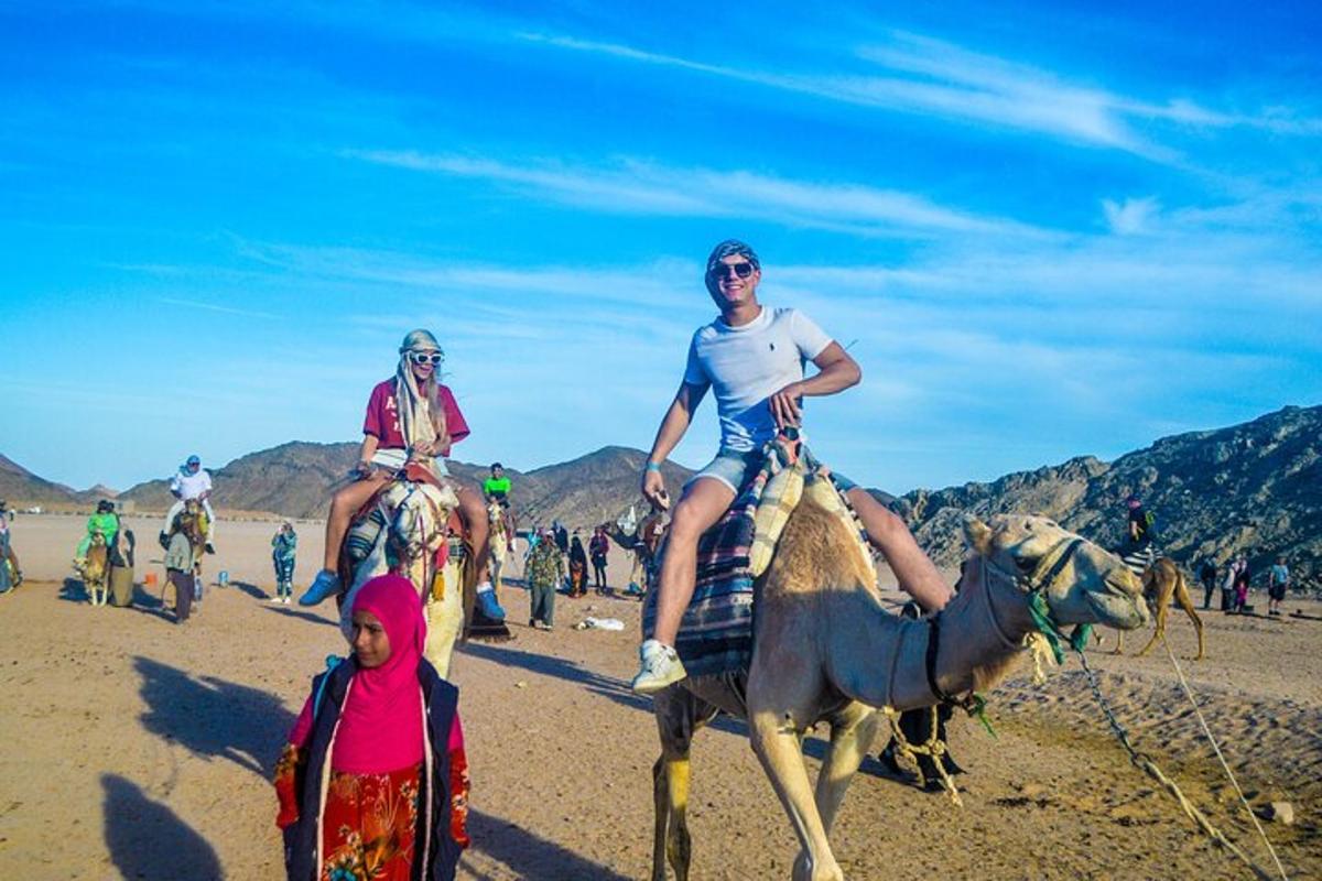 due persone stanno cavalcando cavalli nel deserto