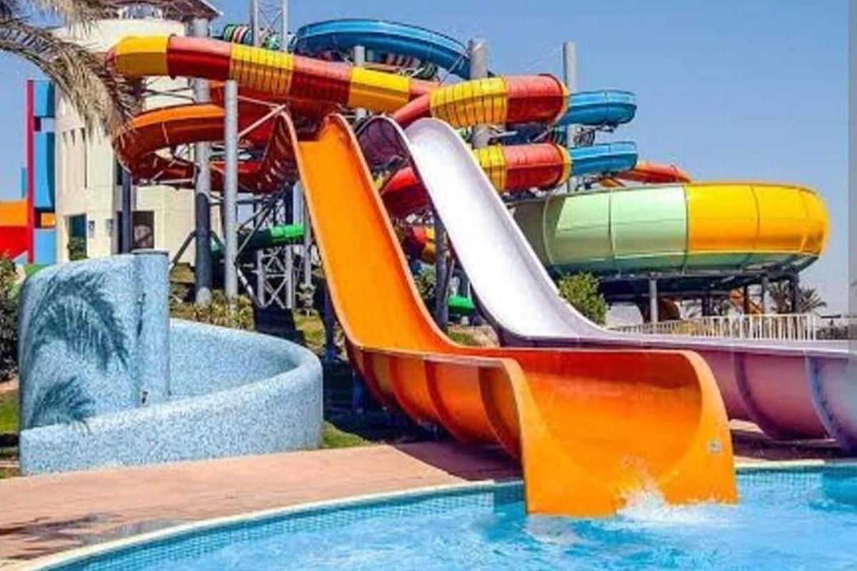 un parco acquatico con uno scivolo d'acqua in piscina