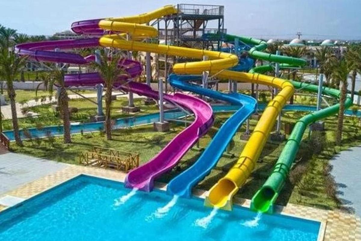 un parco acquatico con uno scivolo d'acqua colorato