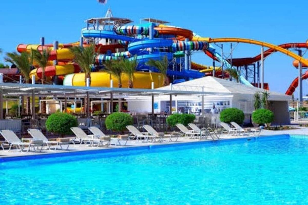 un parc acvatic cu tobogan și piscină