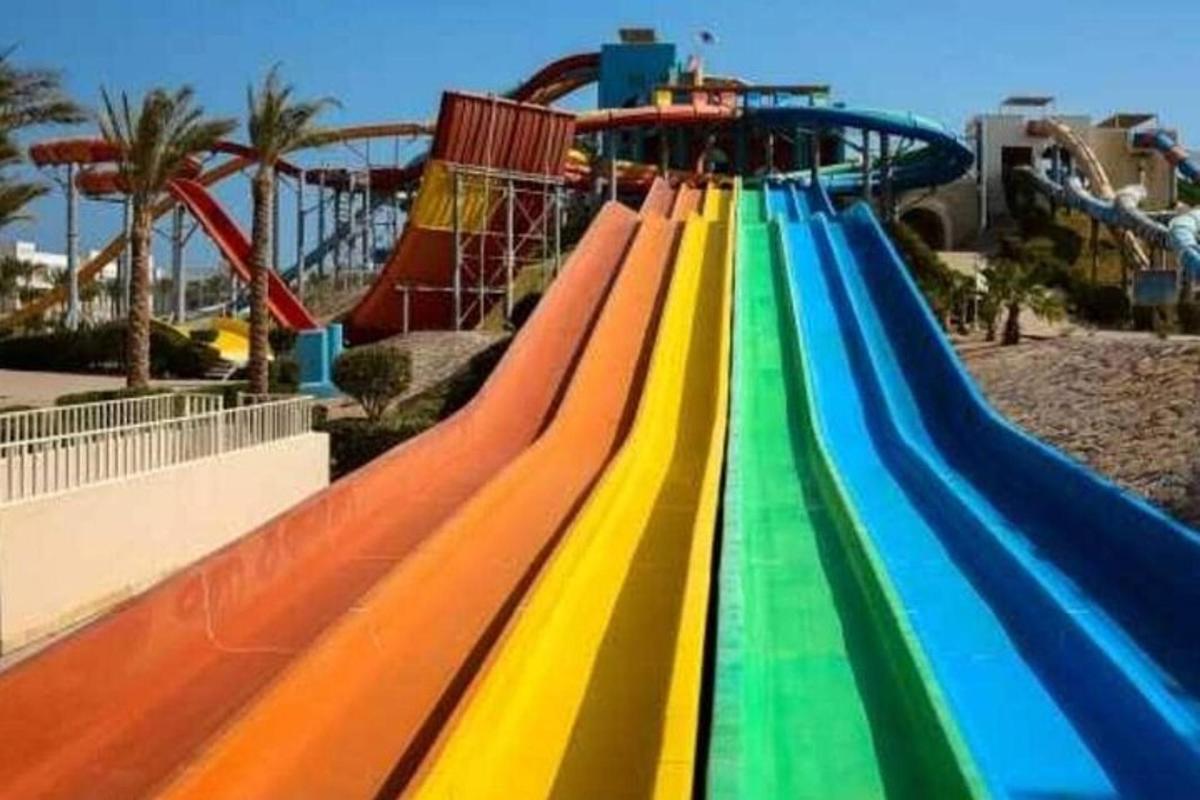 uno scivolo color arcobaleno in un parco acquatico