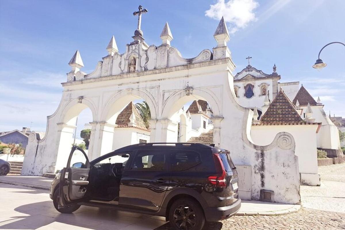 um carro estacionado em frente a uma igreja