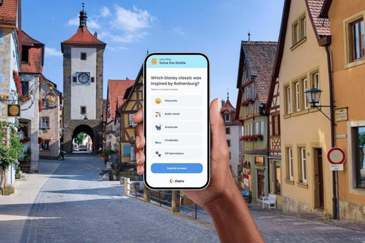 eine Person, die auf einer Stadtstraße ein iPhone hochhält