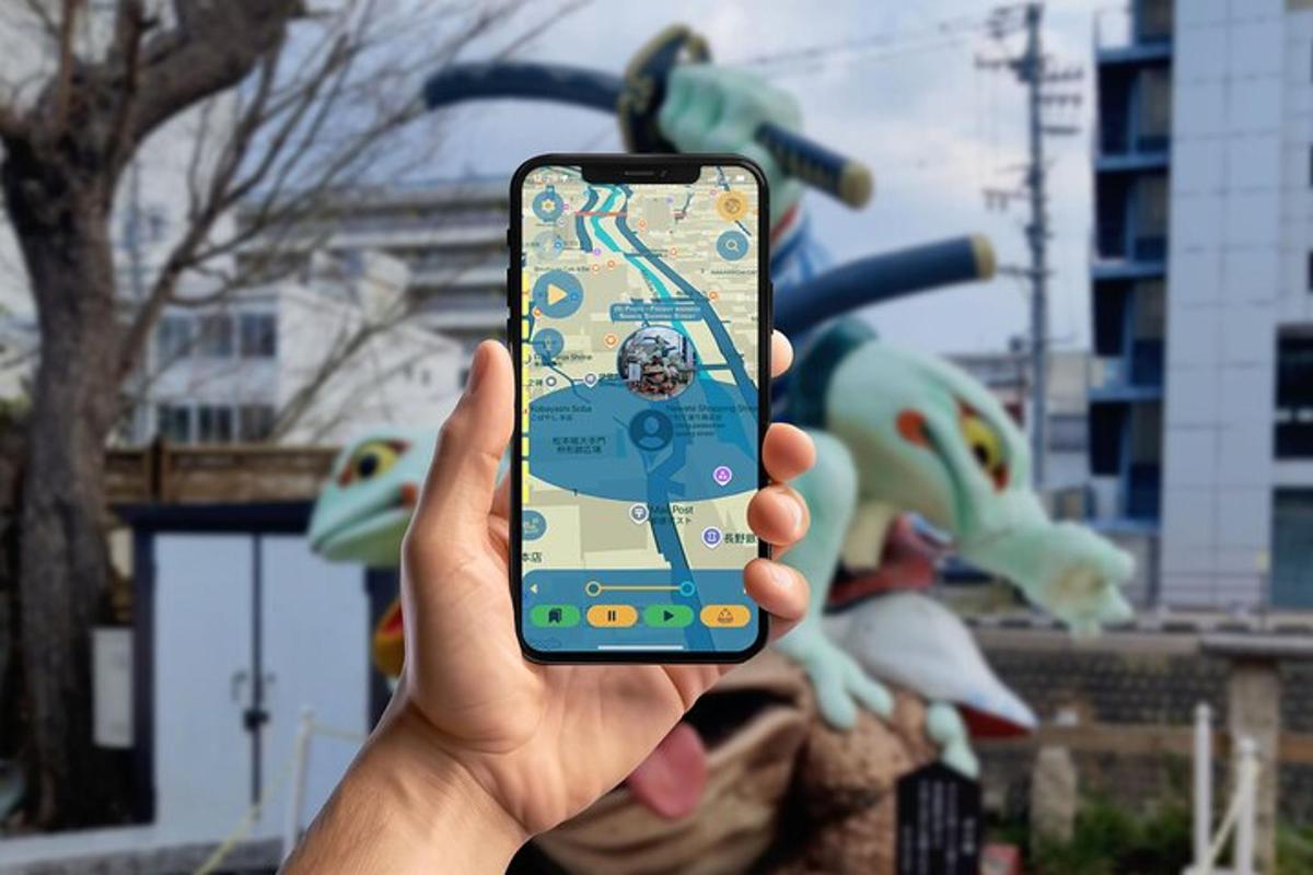 一个人在操场前举着手机