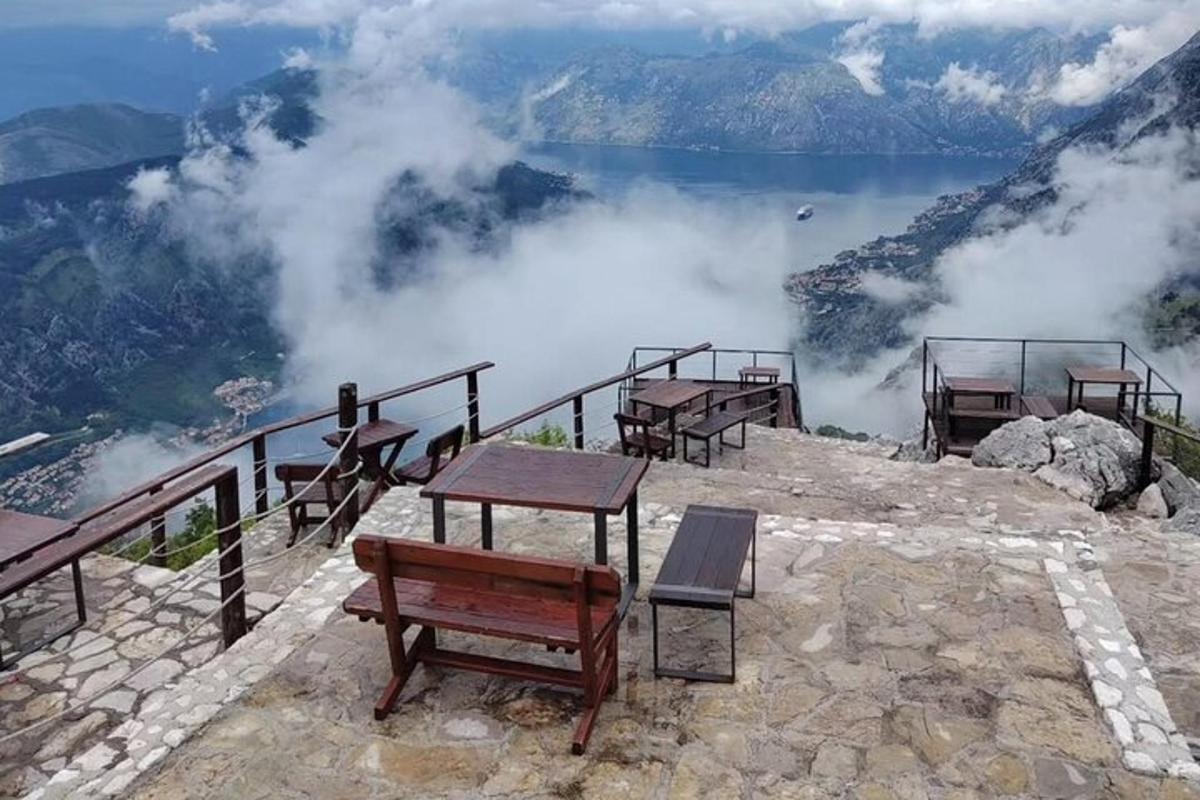 un grup de taules i bancs al cim d'una muntanya
