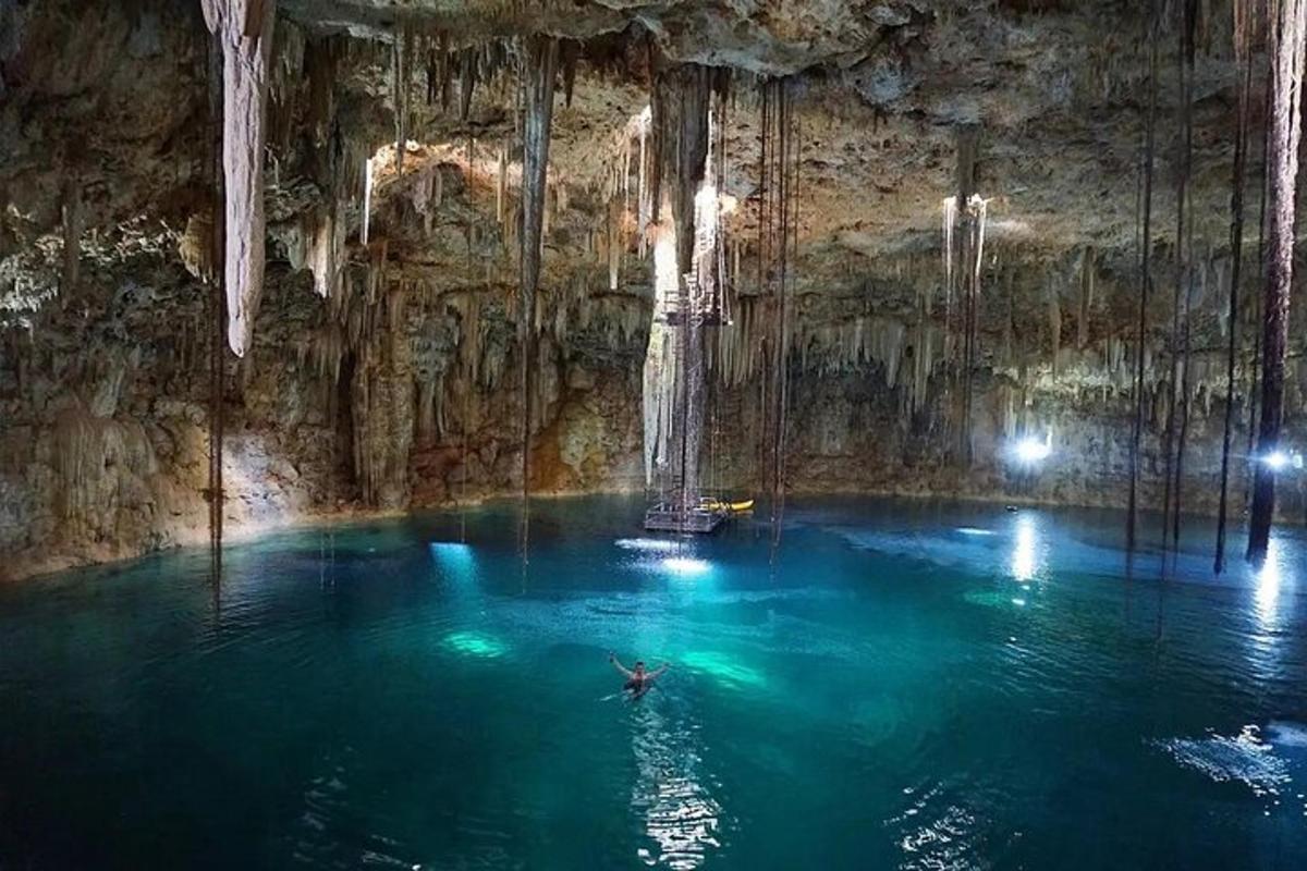 uma pessoa em uma poça d'água em uma caverna