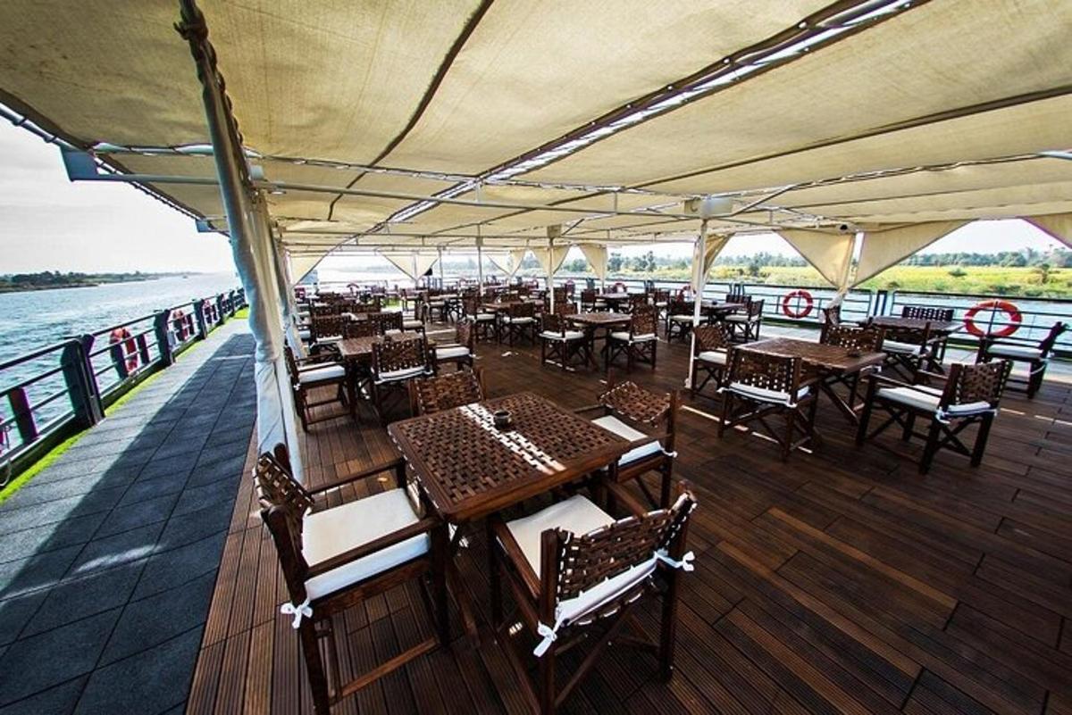 restoran di atas perahu dengan meja dan kursi