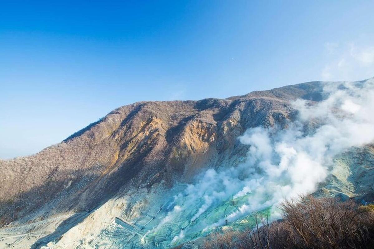 una montagna da cui esce del fumo