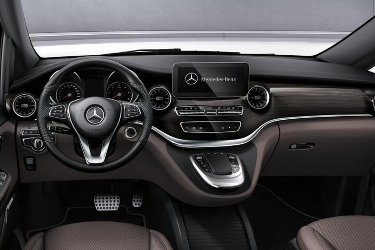 une vue du volant de la voiture acedes benz