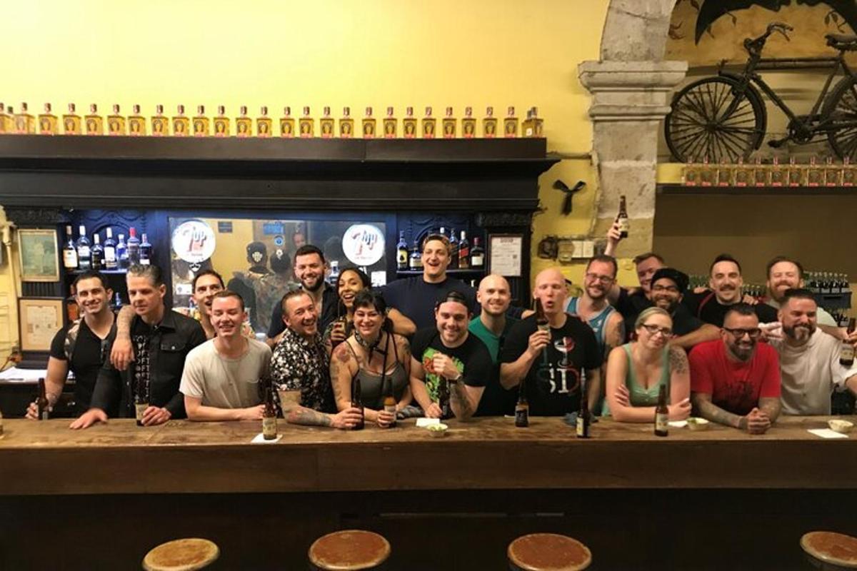 un gruppo di persone in piedi dietro un bar