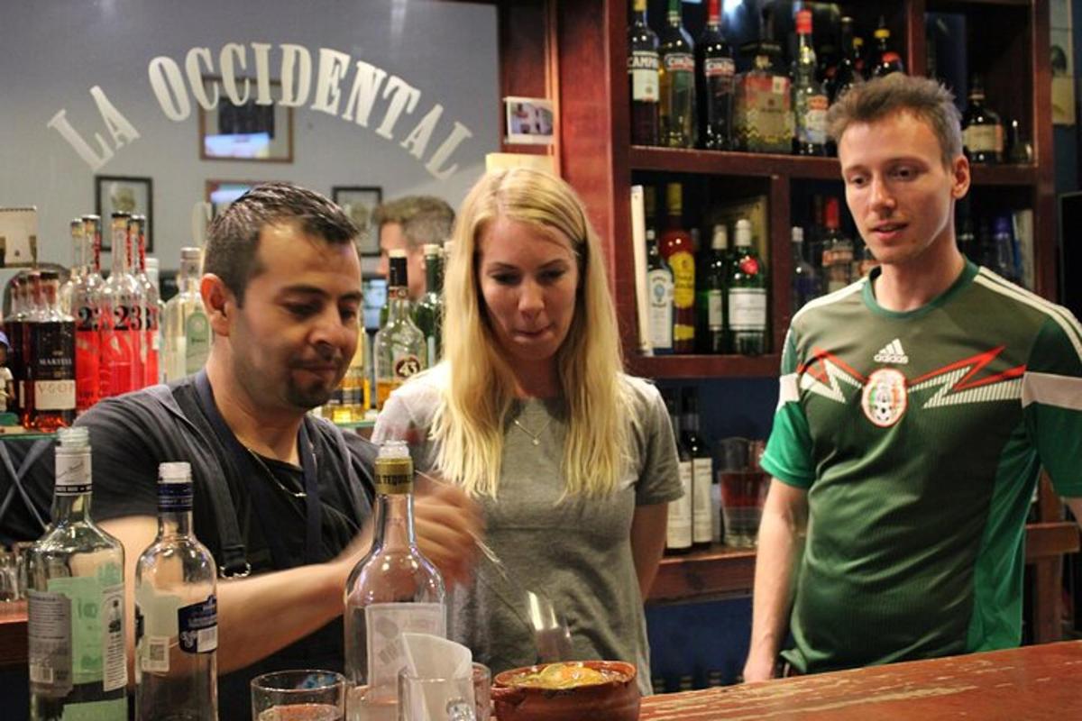 un gruppo di persone in piedi al bar
