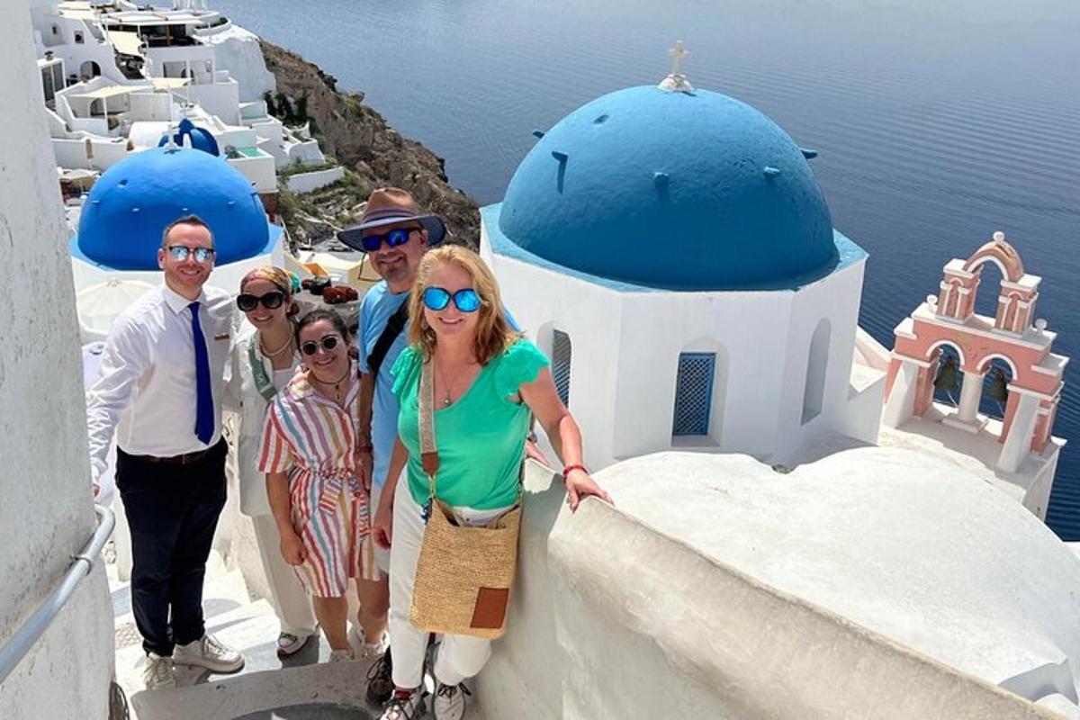 grupp inimesi, kes seisavad hoone trepil
