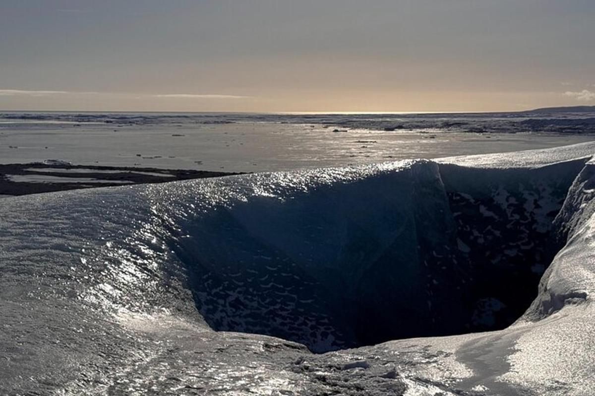 una grande onda su una spiaggia con l'oceano