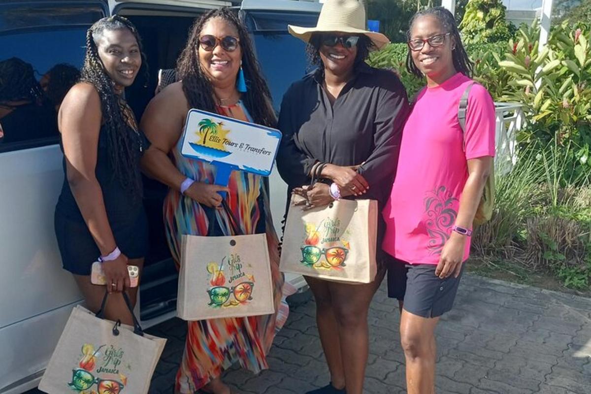 Un grupo de mujeres de pie junto a una camioneta sosteniendo bolsas.
