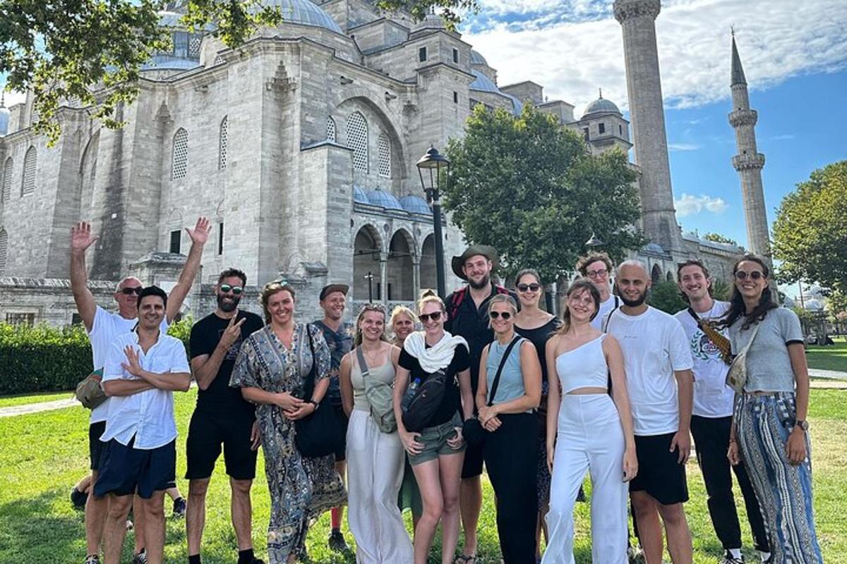 skupina ľudí pózujúcich pred budovou
