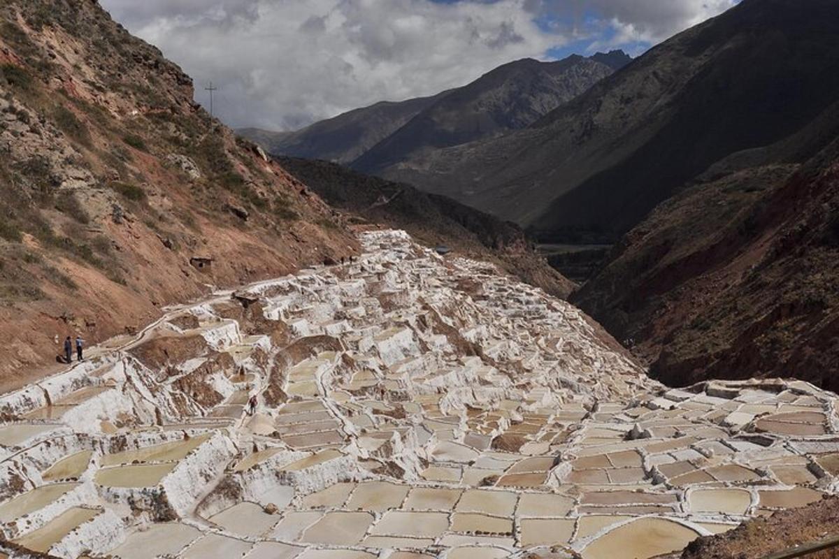 un grande campo di pietre sul fianco di una montagna