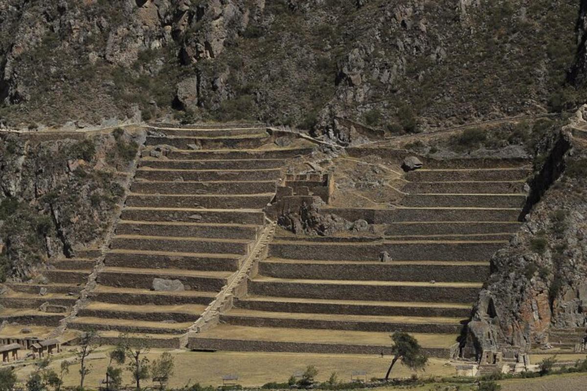 un antico anfiteatro sul fianco di una montagna