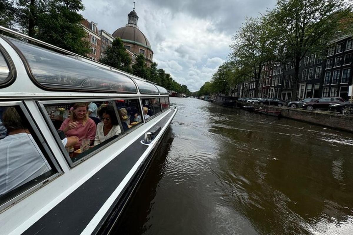 Un grupo de personas viajando en un bote por un río
