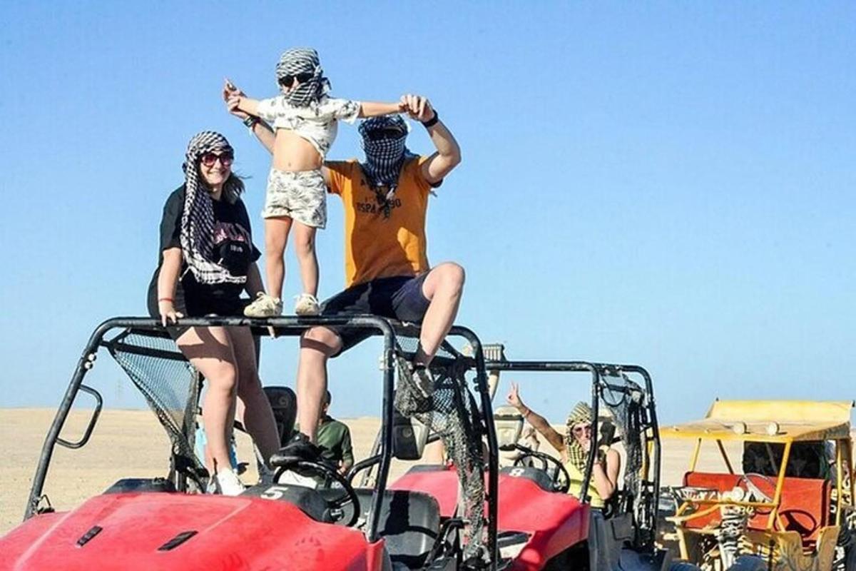 un grup de oameni care călătoresc pe un ATV în deșert