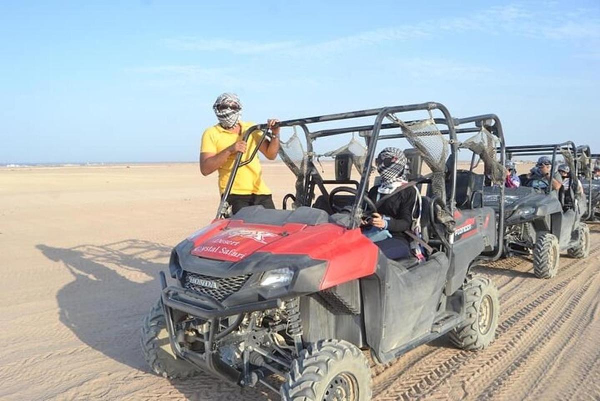 un grup de oameni într-un ATV în deșert