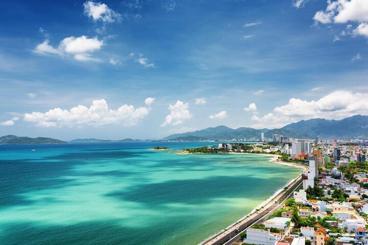 pemandangan laut dan bandar dari udara