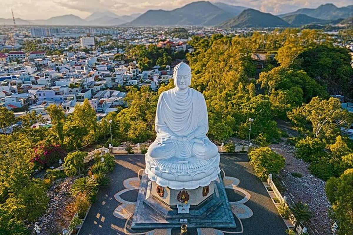 patung besar buddha di sebuah bandar