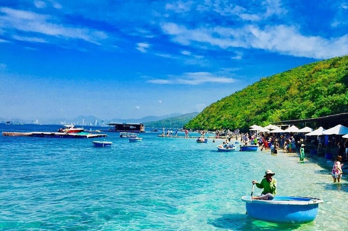 osoba u čamcu u vodi na plaži