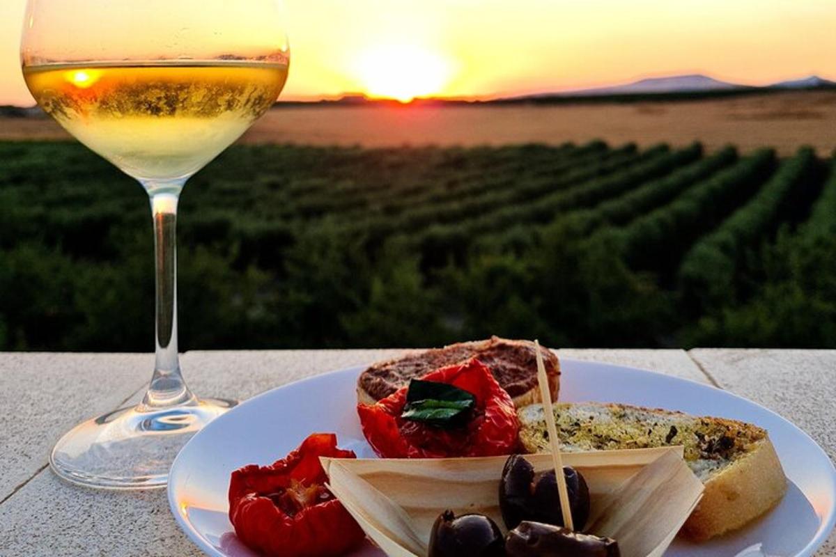 o farfurie albă cu mâncare și un pahar de vin