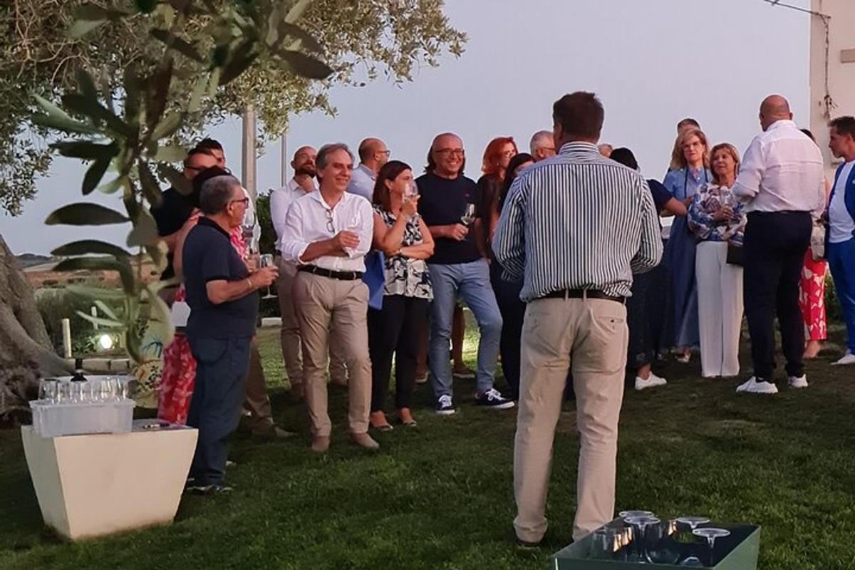 un grup de oameni care stăteau în iarbă