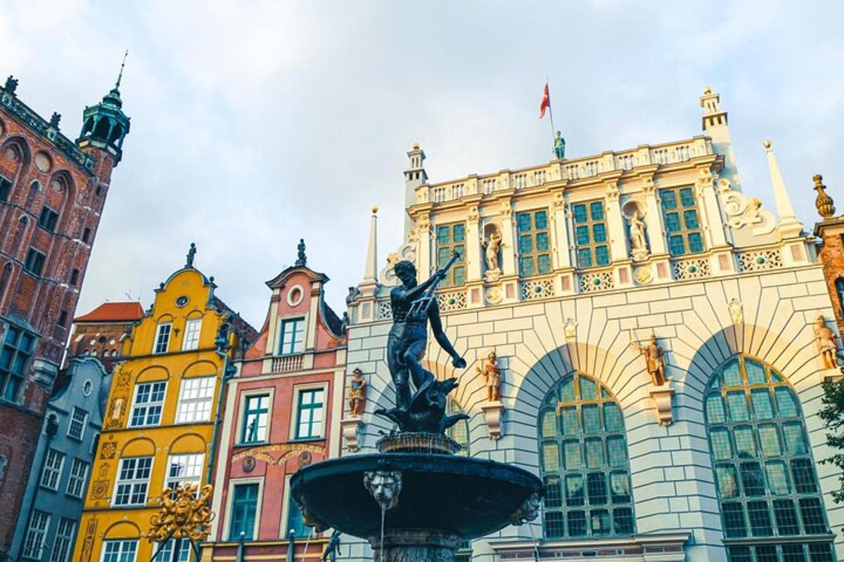 una statua in una fontana di fronte a un edificio