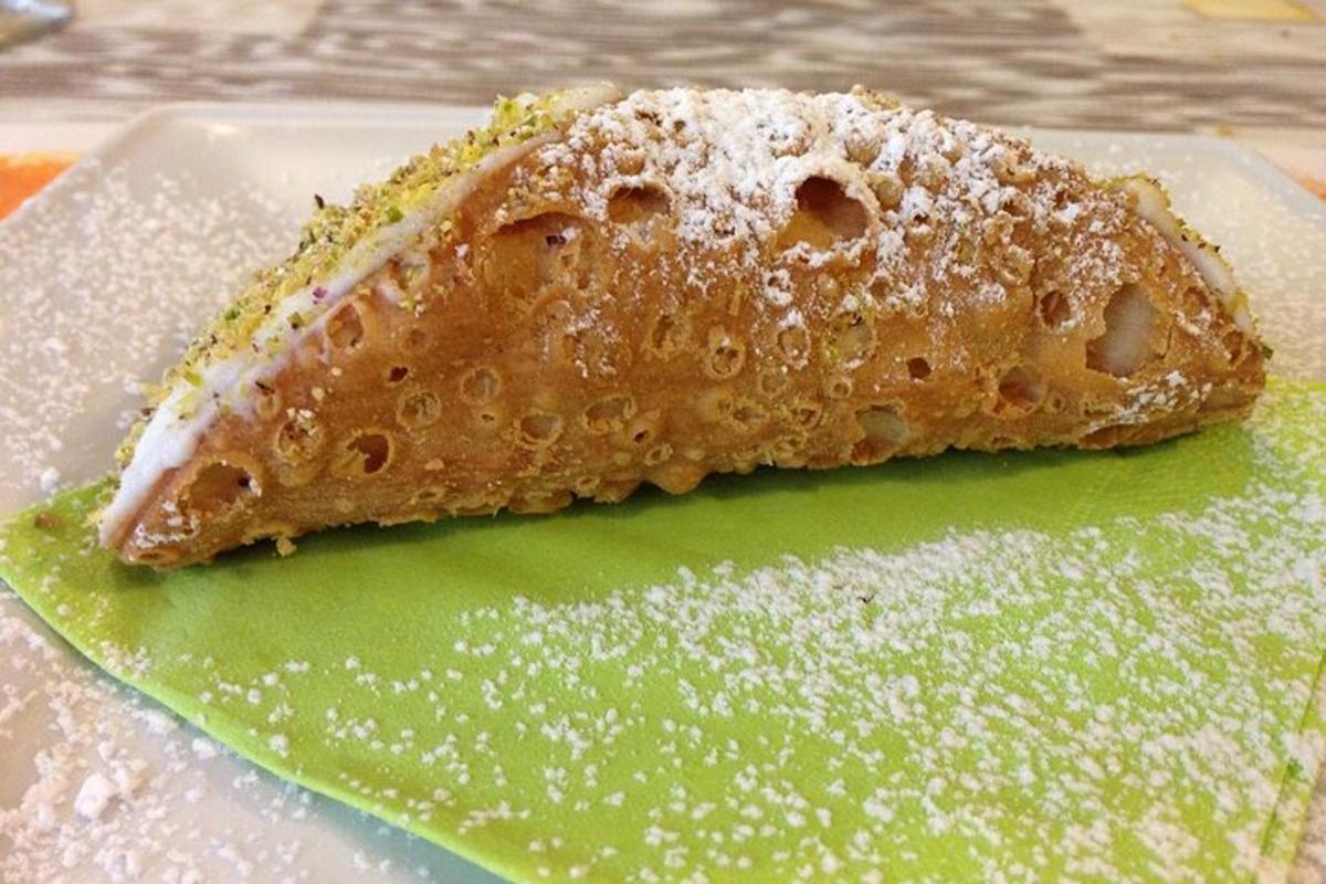 sepotong makanan di atas piring dengan gula bubuk