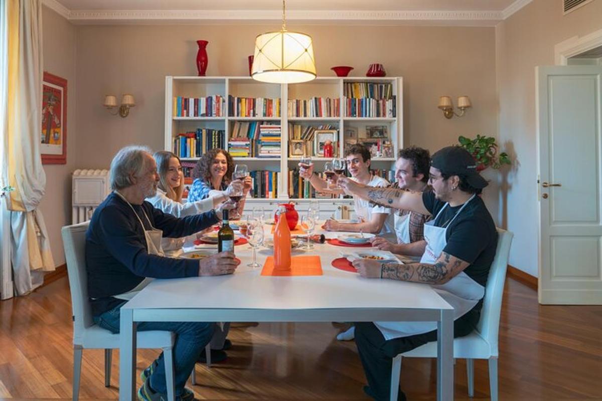skupina lidí sedících kolem stolu