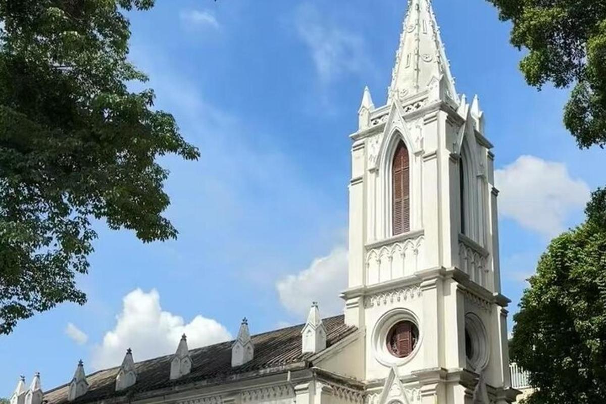 一座白色建筑，上面有一座钟楼