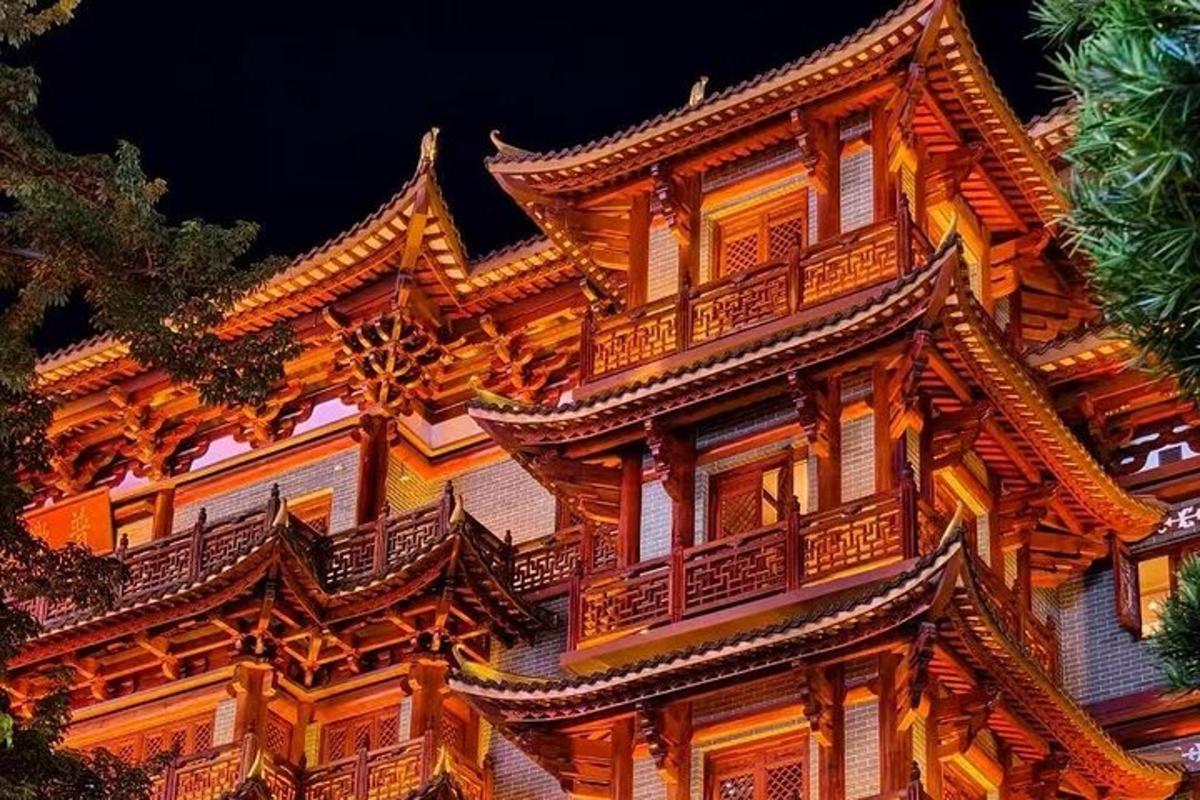一栋大型木质建筑，侧面有阳台