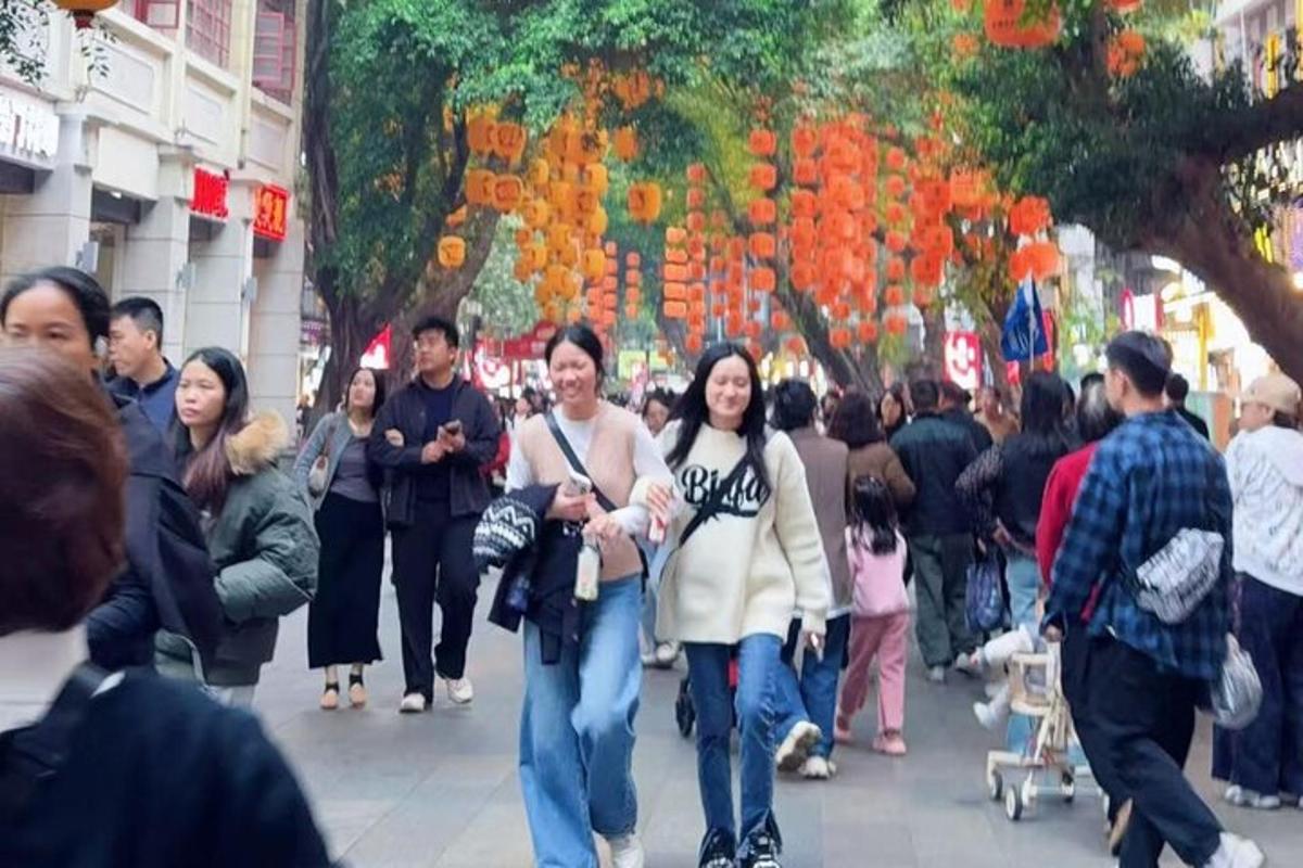 一群人走在繁忙的城市街道上