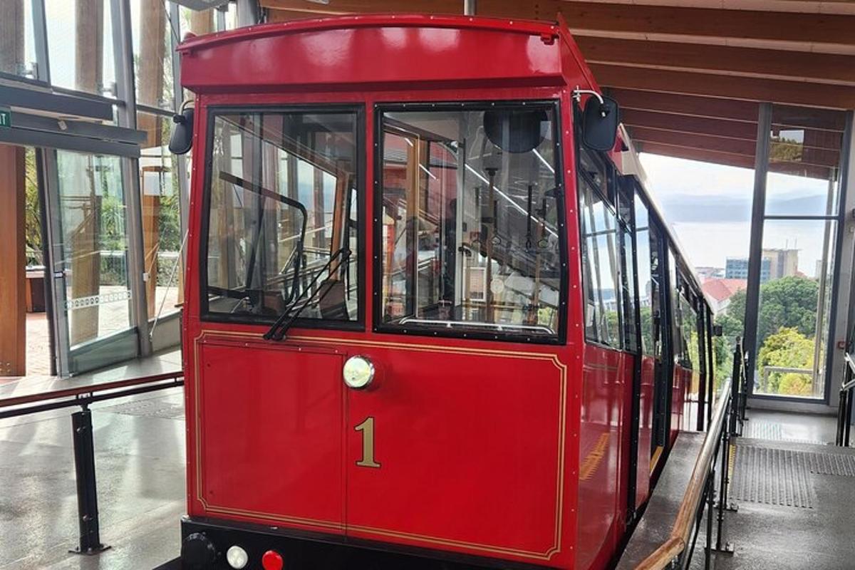 červený tramvaj zaparkovaný v budově