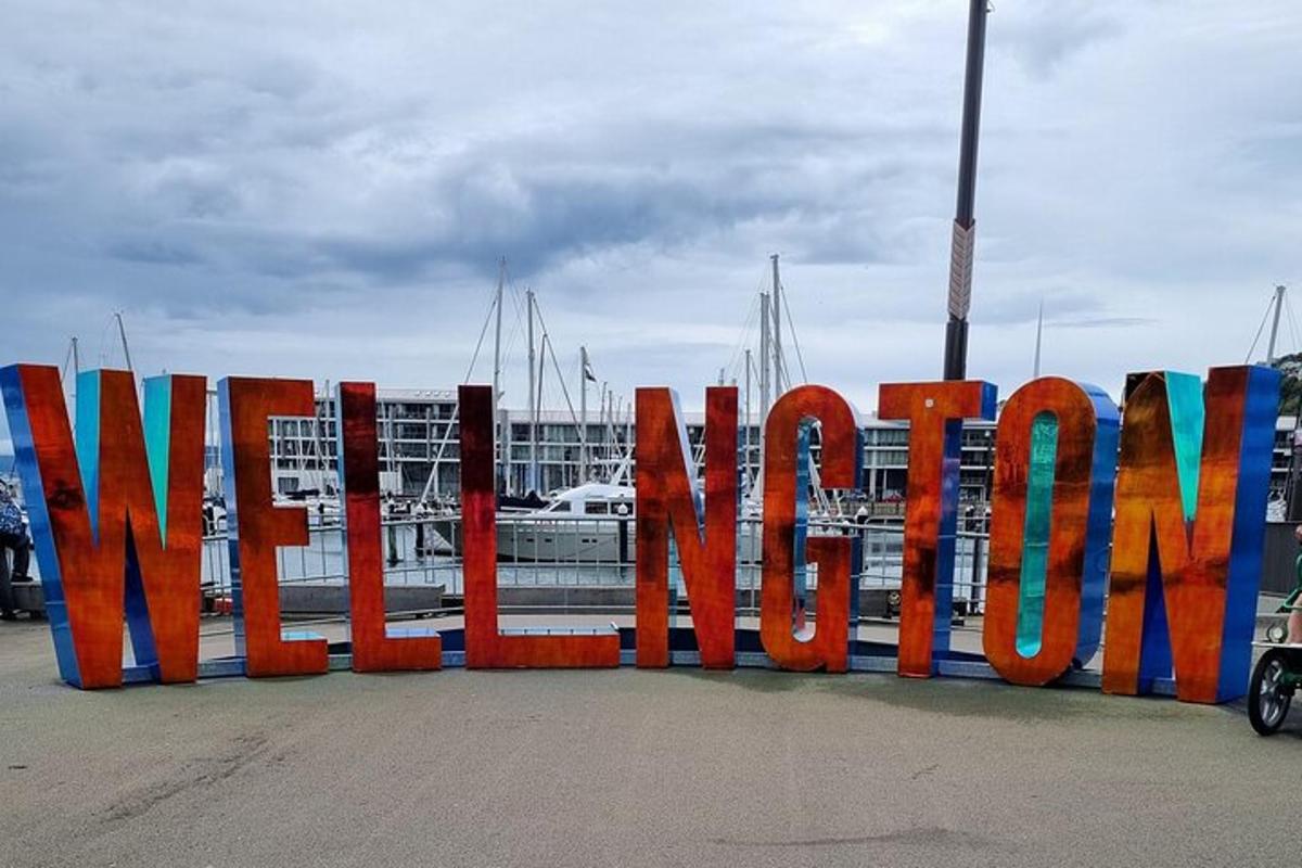 Velká cedule s nápisem Vancouver před přístavem