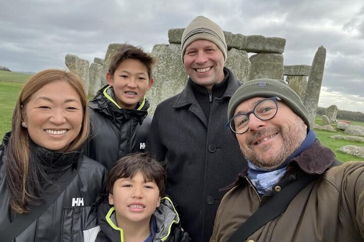 um grupo de pessoas posando para uma foto em frente a um monumento