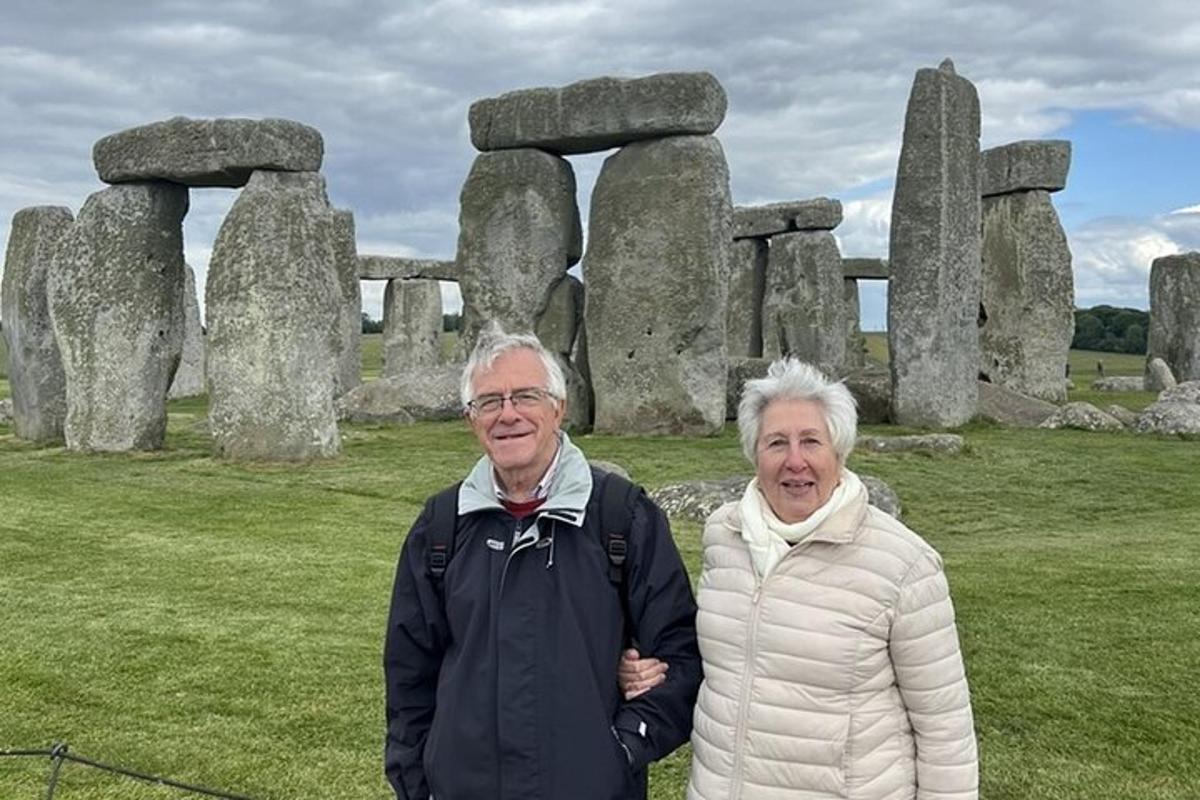 To eldre personer står foran Stonehenge