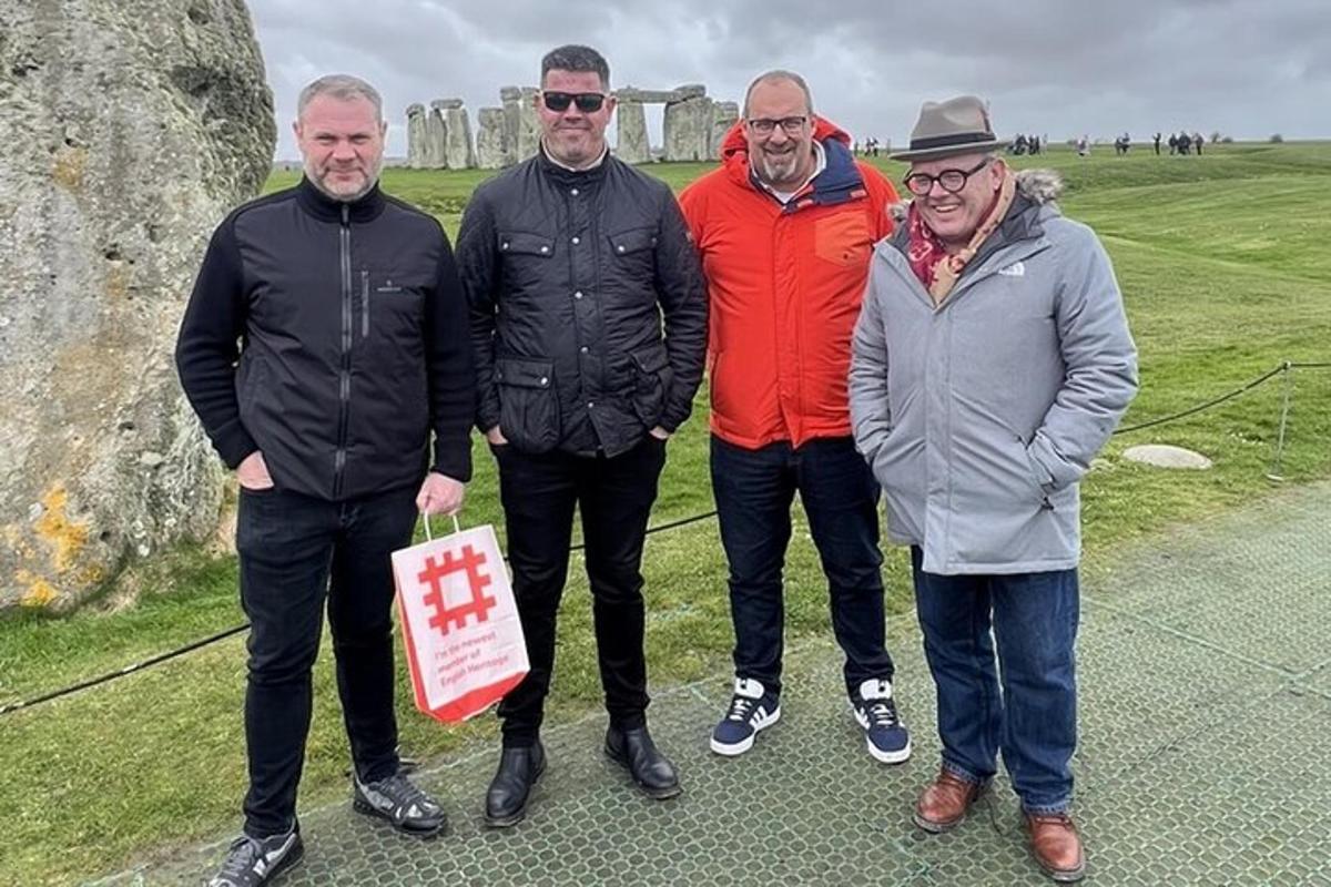 un gruppo di tre uomini che posano per una foto in un campo da golf