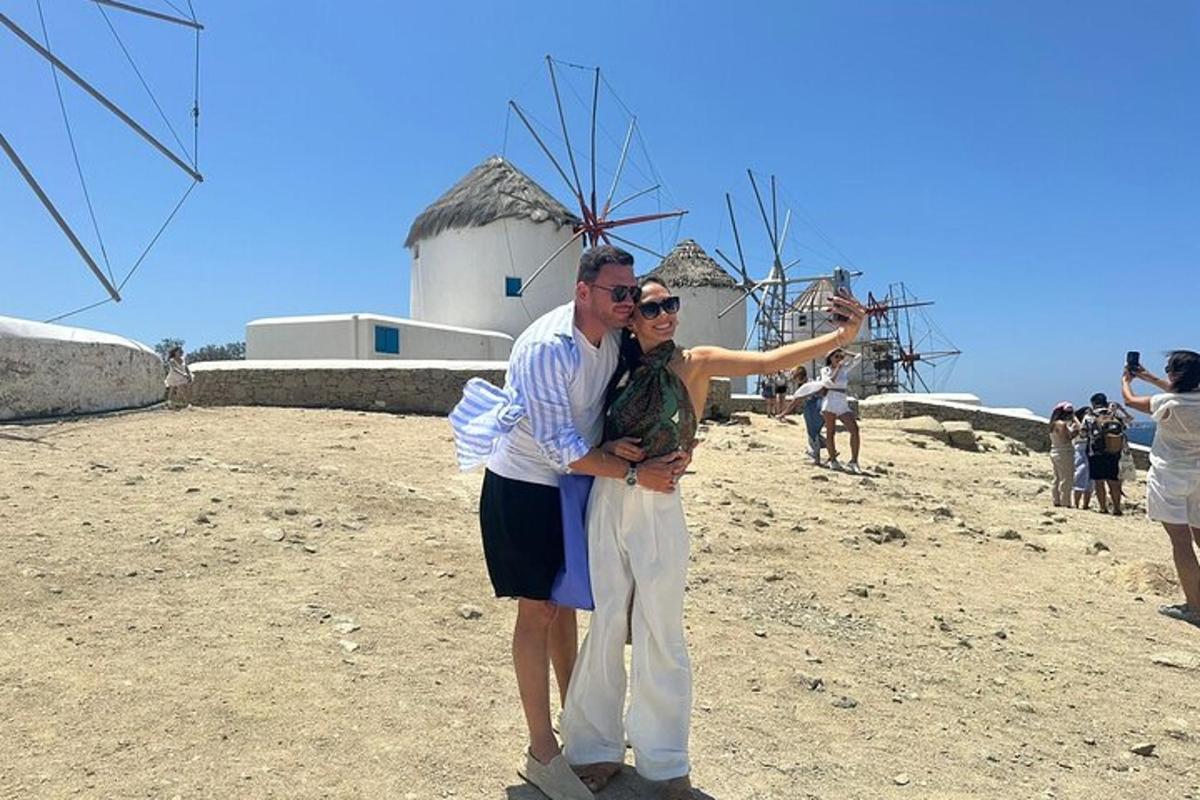 moški in ženska, ki stojita na plaži