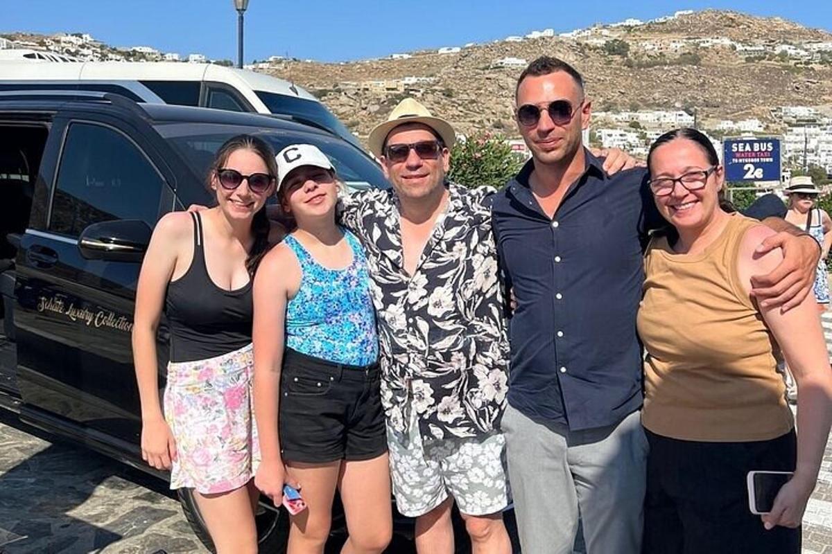 grupp inimesi, kes seisavad auto ees