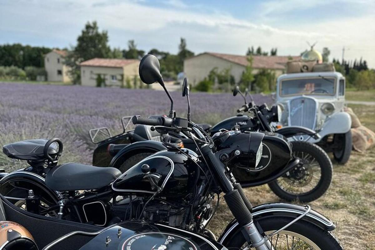 Un grupo de motocicletas estacionadas frente a un campo de lavanda.