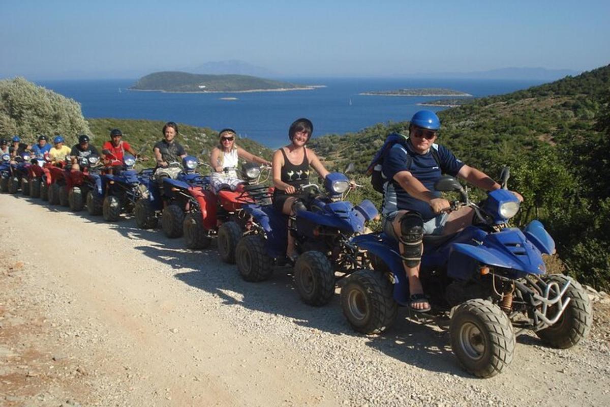 Μια ομάδα ανθρώπων σε ATV σε χωματόδρομο