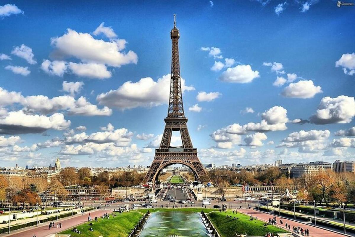 kilátás az Eiffel-toronyra egy szökőkúttal