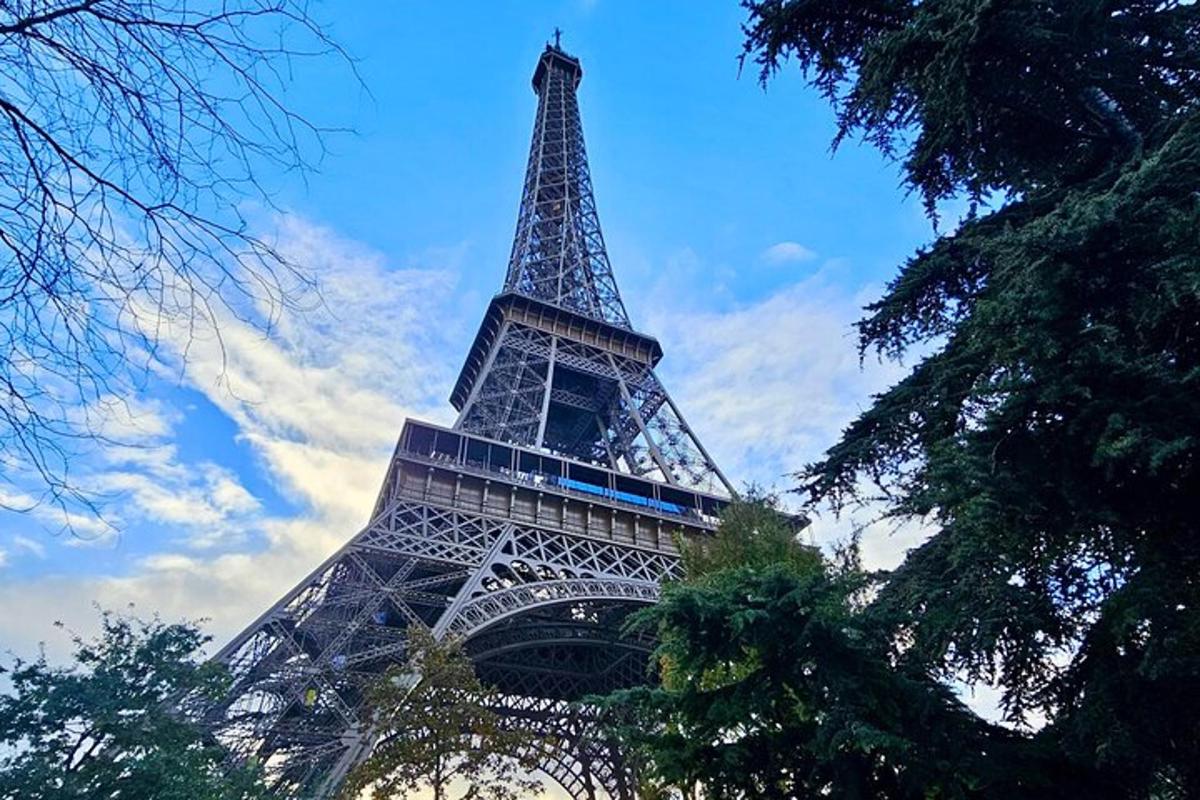 az Eiffel-torony látképe a földről
