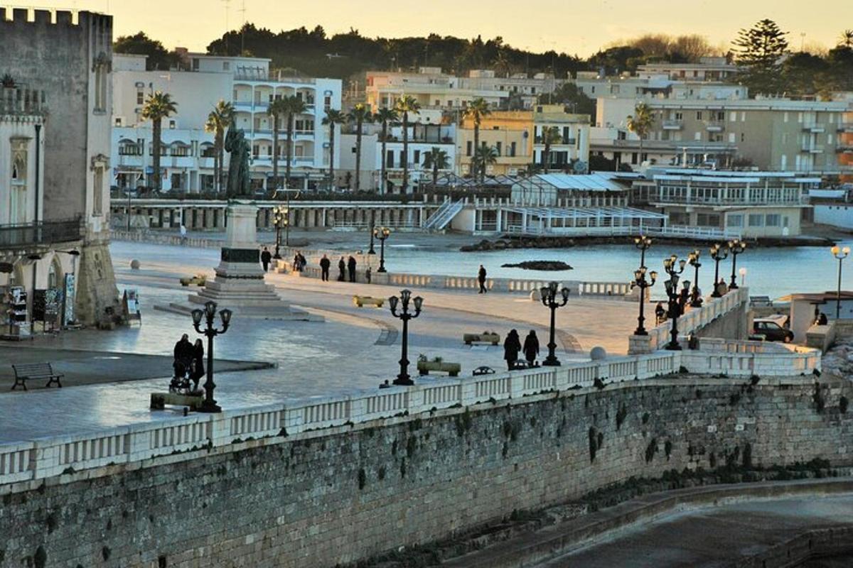 Μια θέα μιας πόλης με ανθρώπους που περπατούν σε μια γέφυρα