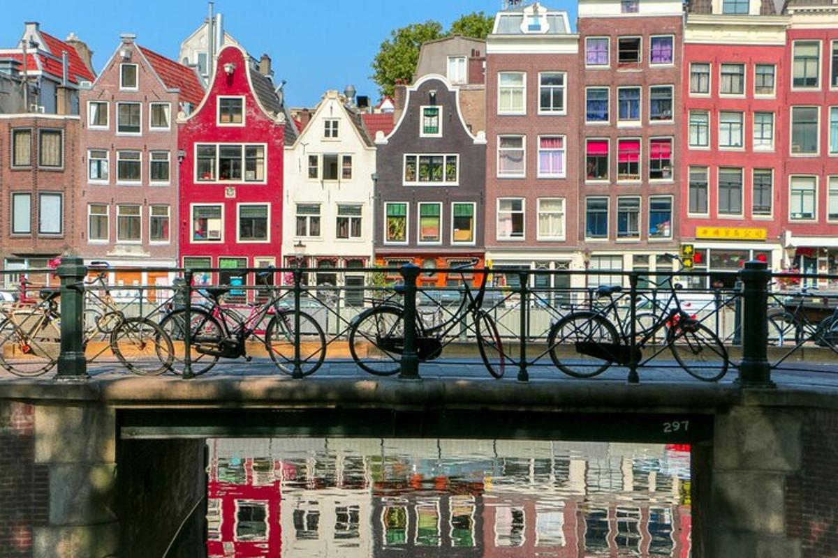 un grup de bicicletes aparcades en un pont davant d'edificis
